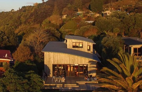 Raglan Apartment | ON THE ROCKS , Whale Bay