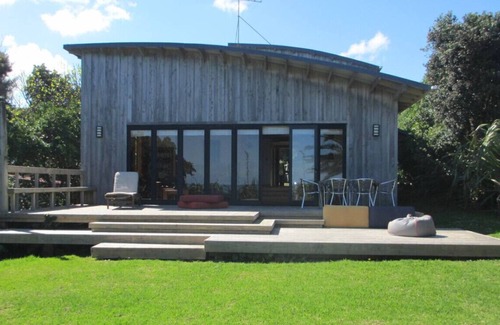 Raglan Apartment | ON THE ROCKS , Whale Bay