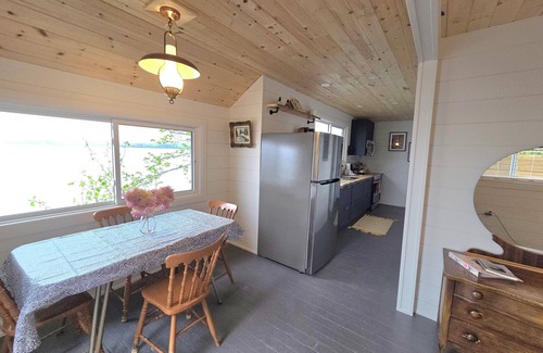 Magnetawan Cottage | On the waters edge of Lake Cecebe Tranquility above Muskoka at Rockwynn Cottages
