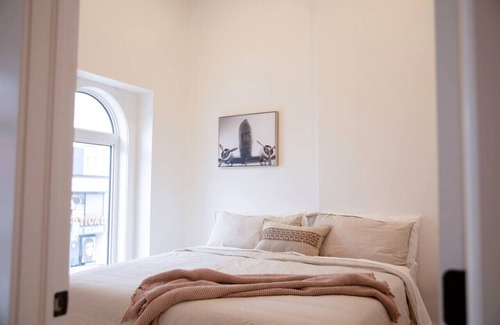 Woodstock Apartment | On Trend - The Charlotte - King