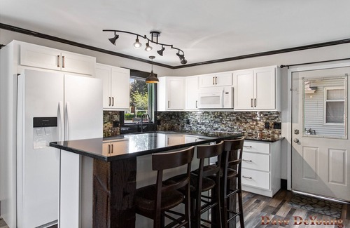 Holland House | On Tulip Lane! Walking distance to downtown shops, restaurants, and parks!