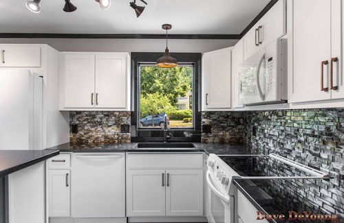 Holland House | On Tulip Lane! Walking distance to downtown shops, restaurants, and parks!