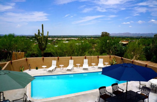 Suffolk Hills House | One acre hill top home with 360 degree city & mountain views & Jacuzzi