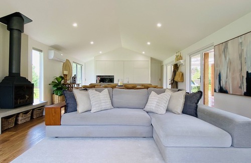Rhyll House | One Acre Retreat Silverleaves Phillip Island Walk to Beach & Cowes