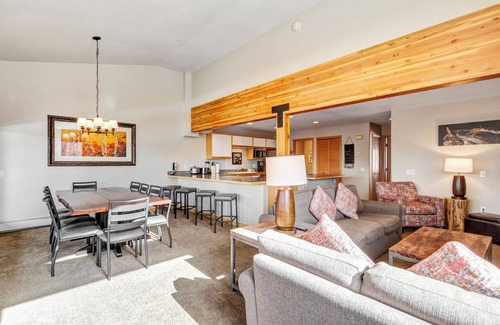 Baldy Mountain Condo | One Bdrm Condo. AMAZING VIEWS. On bus route. Pet friendly.