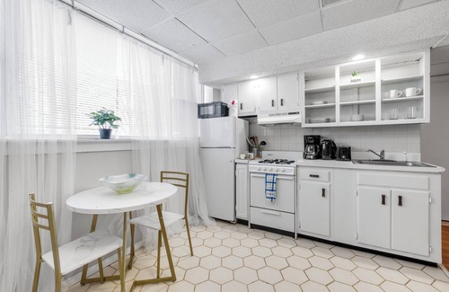 Queen Village Apartment | One bdrm Quaint flat w Deck