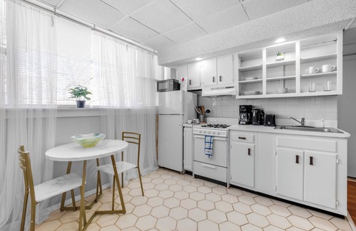 Queen Village Apartment | One bdrm Quaint flat w Deck