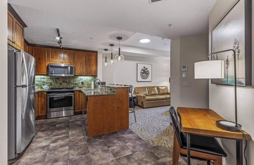 Cougar Creek Condo | One Bed King Pool/Mountain View Suite