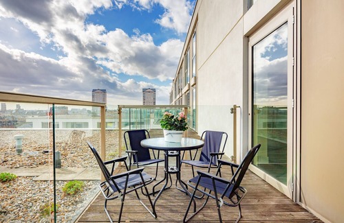 Isle of Dogs Apartment | One Bed Lanterns Court Apartment in Canary Wharf