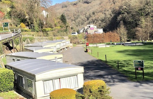Barbrook House | One bed static with parking. Walk to Lynton Town Centre. Free fishing onsite