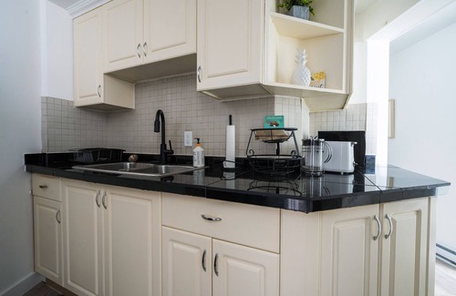 Cordova Bay Apartment | One bed Suite Near One Of Victoria's Sandiest Beaches! Lovely Neighborhood.