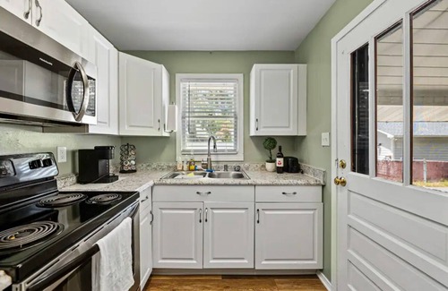 East Lake Morton House | One bedroom 1️⃣ bath bungalow located n the charming Lake Morton Historic District