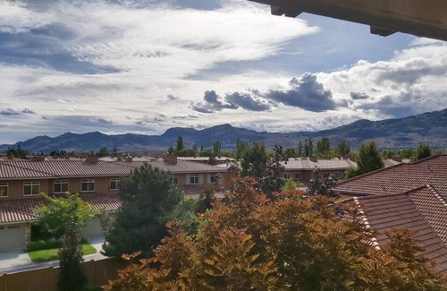Okanagan-Similkameen Condo | One bedroom and Den Osoyoos beach condo with pool