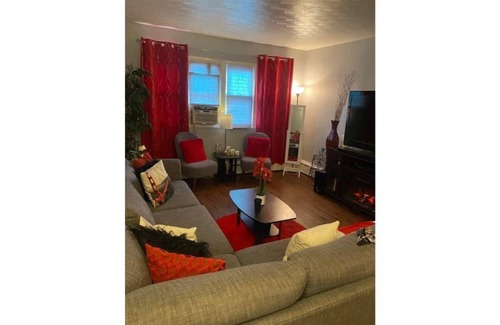North Chicago House | One bedroom apartment located 5 minutes from Great Lakes Navel Base.