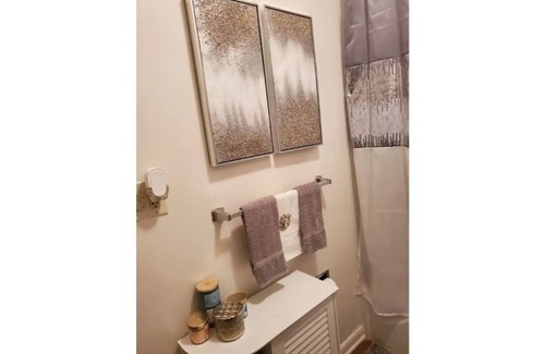 North Chicago House | One bedroom apartment located 5 minutes from Great Lakes Navel Base.