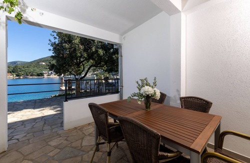 Pokrivenik Apartment | One bedroom apartment near beach Cove Pokrivenik, Hvar (A-10419-a)