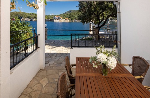 Pokrivenik Apartment | One bedroom apartment near beach Cove Pokrivenik, Hvar (A-10419-a)