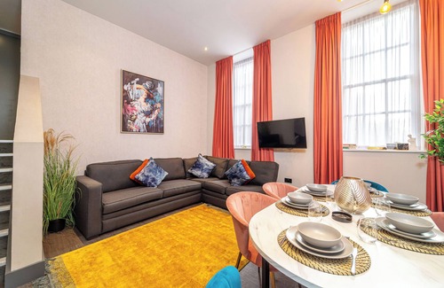 Hope Street Apartment | One Bedroom Apartment 102 (Sleeps 6)