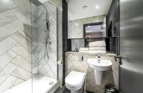 Hope Street Apartment | One Bedroom Apartment 102 (Sleeps 6)