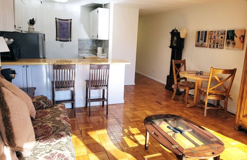 Queens House | One Bedroom Apartment close to restaurants and LIRR Train Station