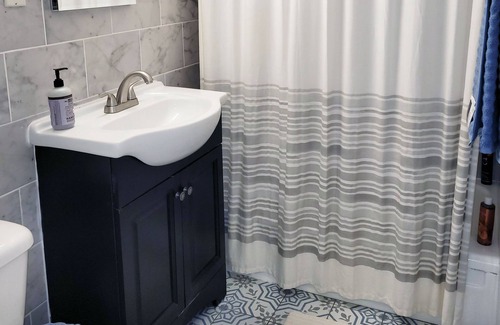 Queens House | One Bedroom Apartment close to restaurants and LIRR Train Station