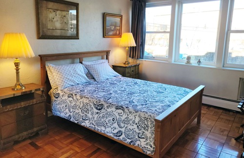 Queens House | One Bedroom Apartment close to restaurants and LIRR Train Station
