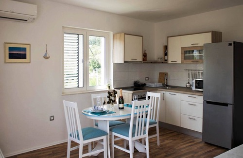 Lukoran Apartment | One bedroom apartment with terrace Lukoran, Ugljan (A-17391-a)