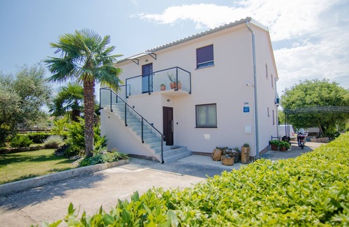 Milovcici Apartment | One bedroom apartment with terrace Milovcici, Krk (A-19352-a)