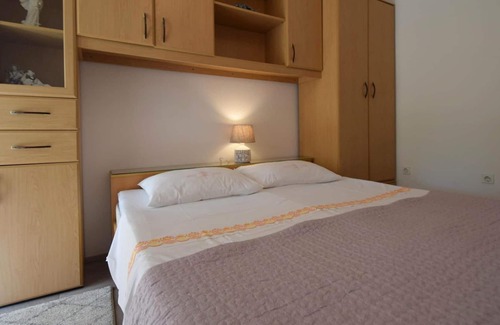 Milovcici Apartment | One bedroom apartment with terrace Milovcici, Krk (A-20352-a)