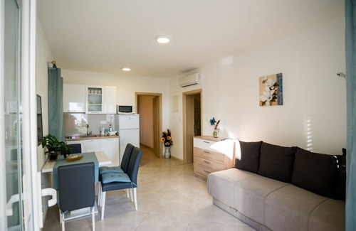 Promajna Apartment | One bedroom apartment near beach Promajna, Makarska (A-2605-c)