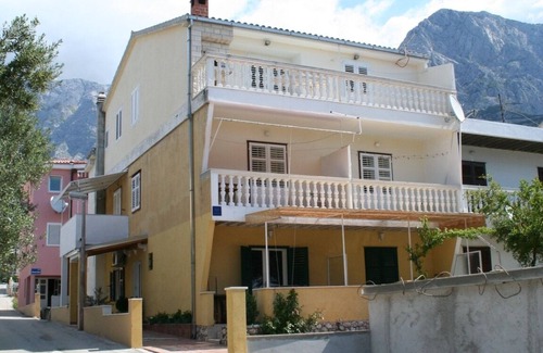Promajna Apartment | One bedroom apartment near beach Promajna, Makarska (A-2674-b)