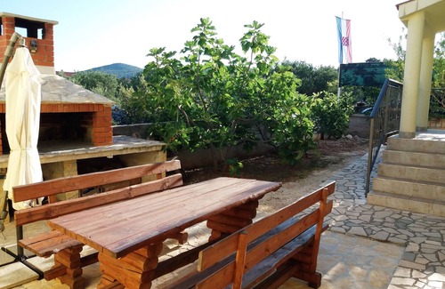 Vinisce Apartment | One bedroom apartment with terrace and sea view Cove Ljubljeva, Trogir (A-18371-a)