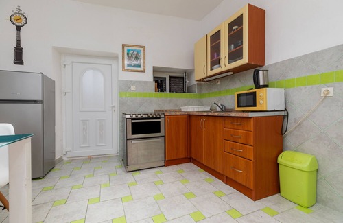 Igrane Apartment | One bedroom apartment near beach Igrane, Makarska (A-23620-a)