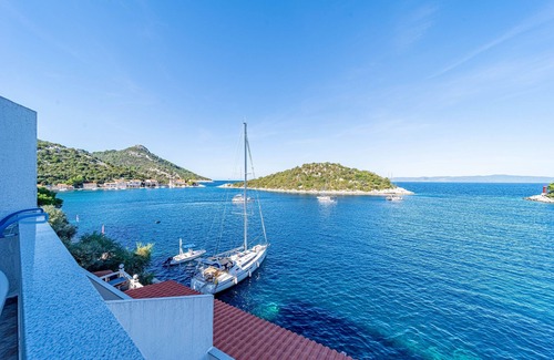 Zaklopatica Apartment | One bedroom apartment near beach Zaklopatica, Lastovo (A-8342-c)