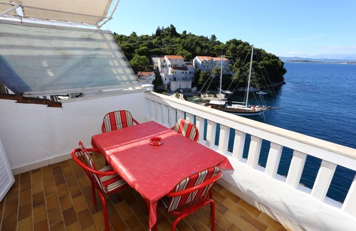 Racisce Apartment | One bedroom apartment near beach Račišće, Korčula (A-4360-a)