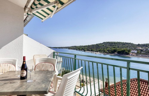 Jezera Apartment | One bedroom apartment near beach Jezera, Murter (A-796-e)
