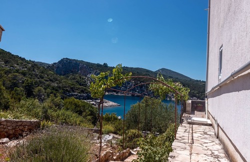 Pokrivenik Apartment | One bedroom apartment near beach Cove Pokrivenik, Hvar (A-4604-d)