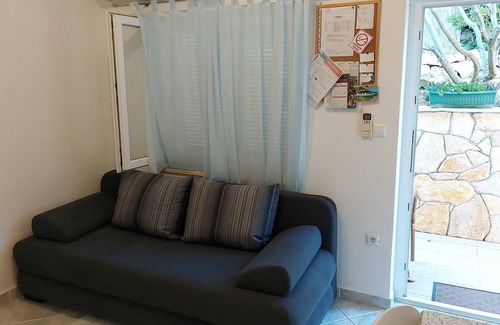 Milna Apartment | One bedroom apartment near beach Milna, Vis (A-8917-d)