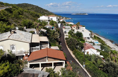 Milna Apartment | One bedroom apartment near beach Milna, Vis (A-8917-d)