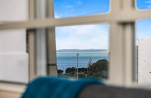 Parnell Apartment | One Bedroom Apartment - Pool, Gym & Tennis Courts!