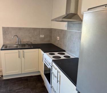 Castle Apartment | One Bedroom Apartment - Swansea Centre & Train stn