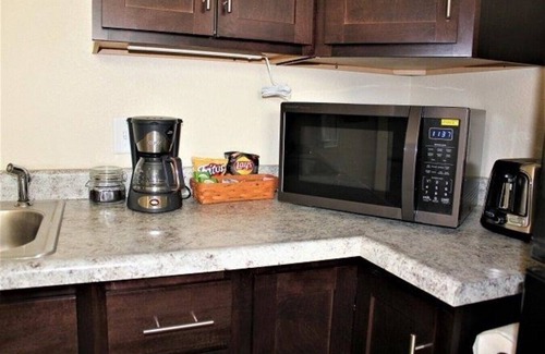 West Main HIll Apartment | One Bedroom Apartment in Kalamazoo with View