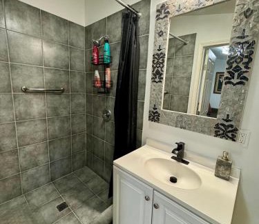 Faubourg Delachaise Apartment | One bedroom apartment with hot tub 2 blocks to Magazine street