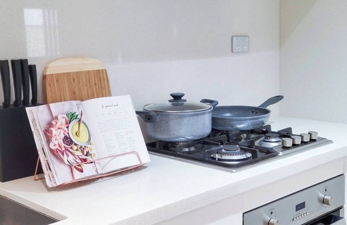 Gordon Apartment | One bedroom Apartment walk to Gordon Train Station