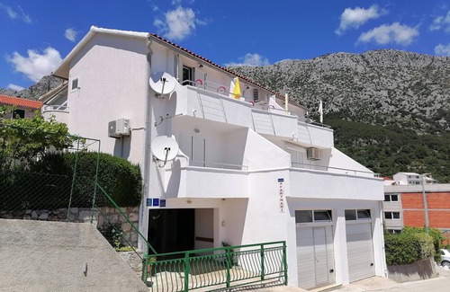 Igrane Apartment | One bedroom apartment with balcony and sea view Igrane, Makarska (A-24696-b)