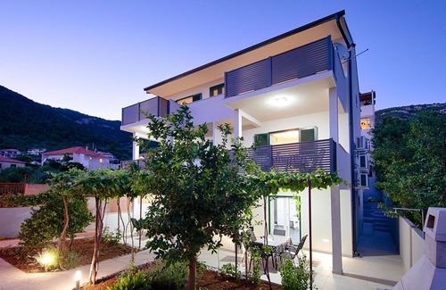 Komiza Apartment | One bedroom apartment with terrace Komiža, Vis (A-1151-c)