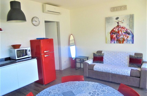 Marone Apartment | One-bedroom apartment with a front-garden garden and panoramic views