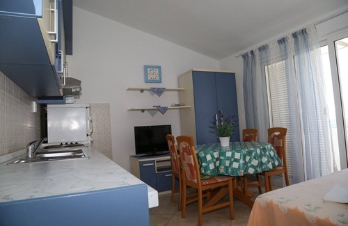 Milna Apartment | One bedroom apartment with terrace and sea view Milna, Hvar (A-12244-b)