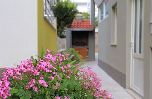 Tice Apartment | One bedroom apartment with terrace and sea view Nemira, Omiš (A-17039-a)