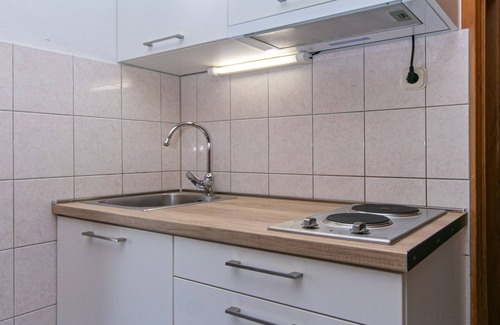 Pisak Apartment | One bedroom apartment with balcony and sea view Pisak, Omiš (A-5975-d)